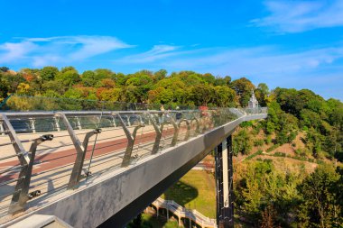 Ukrayna, Kiev 'deki Vladimir Descent üzerinde yeni yaya bisikleti köprüsü