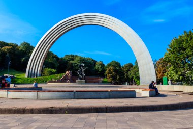 Kiev, Ukrayna - 23 Ağustos 2019: Kiev, Ukrayna 'da Halkların Dostluk Kemeri