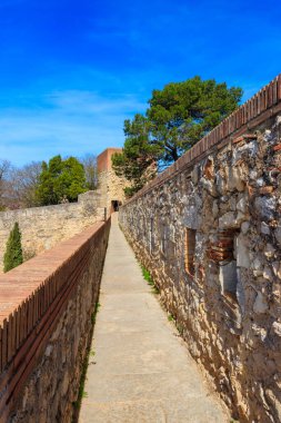 Girona eski kent duvarları, 9. yüzyılın saygıdeğer şehir duvarları Girona, Katalonya, İspanya 'nın şehir manzarası yürüyüş yolları, kuleleri ve manzaralı manzaralı.