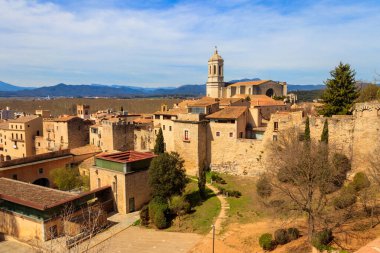 Girona 'nın panoramik manzarası ortaçağ şehir duvarlarından, Katalonya, İspanya