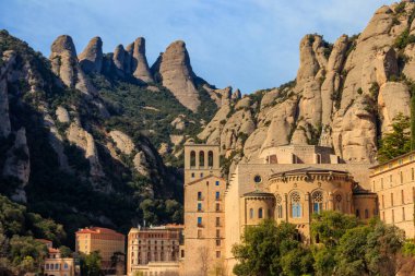 İspanya 'nın Barselona kentinin yakınlarındaki Montserrat Dağı' nda bulunan ünlü Santa Maria de Montserrat Manastırı manzarası. Montserrat Manastırı