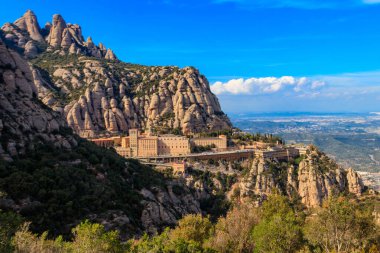 İspanya 'nın Barselona kentinin yakınlarındaki Montserrat Dağı' nda bulunan ünlü Santa Maria de Montserrat Manastırı manzarası. Montserrat Manastırı