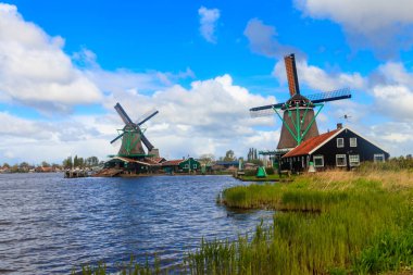 Hollanda 'nın Zaanse Schans köyündeki Zaan Nehri' nin geleneksel yel değirmenleri