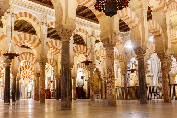 Cordoba, Endülüs, İspanya 'da Mezquita olarak da bilinen Büyük Cami Katedrali' nin içi.