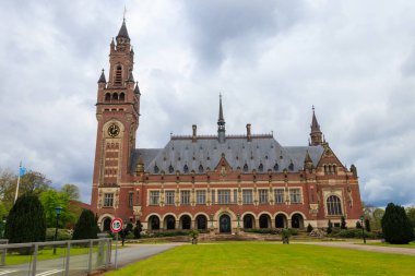 Barış Sarayı, Hollanda 'nın Lahey kentinde uluslararası bir hukuk yönetim binasıdır.