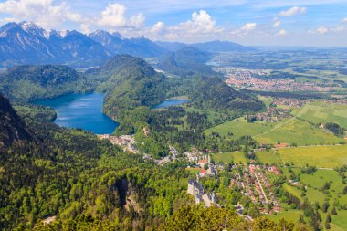 Almanya 'nın Bavyera Alplerinde Neuschwanstein Kalesi, Alpsee ve Schwansee' nin hava manzarası