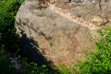 İsveç 'teki Rune taşı Viking çağından kalma, yaklaşık bin yıllık.