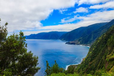 Madeira, Portekiz'deki Ribeira da Janela'daki Miradouro da Eira da Achada'dan görünüm