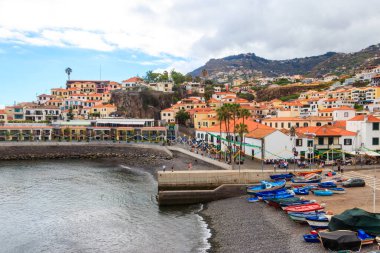Madeira, Portekiz - 17 Haziran 2024: Portekiz 'in Madeira adasındaki ünlü balıkçı köyü Camara de Lobos' un manzaralı manzarası
