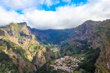 Eira do Serrado, Madeira 'dan Curral das Freiras' ın (Nuns Valley) panoramik görüntüsü. Portekiz