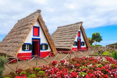Portekiz 'in Madeira adasındaki Santana köyünde saman çatılı geleneksel kır evi.