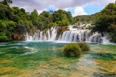 Hırvatistan 'ın Krka Ulusal Parkı' ndaki güçlü Skradinski Buk şelalesinin manzarası