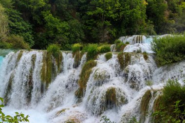 Hırvatistan 'ın Krka Ulusal Parkı' ndaki güçlü Skradinski Buk şelalesinin manzarası