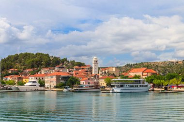 Hırvatistan 'ın Dalmaçya kentindeki Krka Nehri üzerindeki küçük Skradin kasabasının manzarası