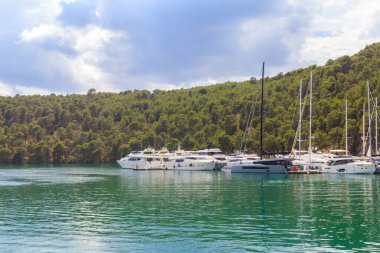 Hırvatistan 'ın Skradin kentinde yatları ve tekneleri olan körfez