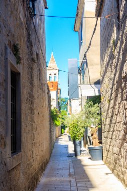 Hırvatistan 'ın Trogir kentinde güzel dar bir cadde