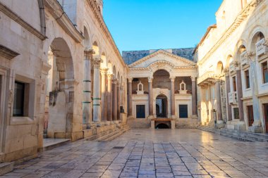 Hırvatistan 'ın Split kentindeki antik Diocletian Sarayı' nın Peristil veya Peristyle Meydanı