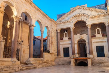 Hırvatistan 'ın Split kentindeki antik Diocletian Sarayı' nın Peristil veya Peristyle Meydanı