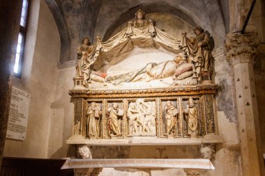 Hırvatistan 'ın Split kentindeki Diocletian Sarayı içindeki Saint Domnius Katedrali' nin içi