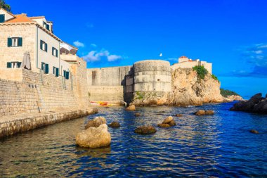 Hırvatistan 'ın Dubrovnik kentindeki Fort Bokar, kentin antik duvarları ve West Harbor manzarası