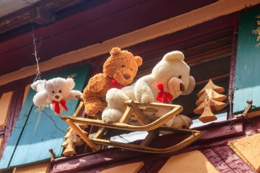 Alsace, Fransa 'da bir cephede oyuncaklar ve oyuncak ayılarla Noel süslemesi