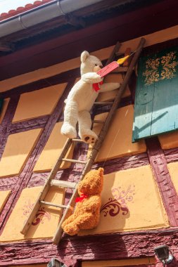 Alsace, Fransa 'da bir cephede oyuncaklar ve oyuncak ayılarla Noel süslemesi