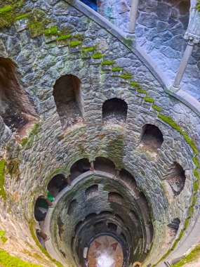 Portekiz, Sintra 'daki Quinta da Regaleira Sarayı' nın parkında Kabul Kuyusu (Ters Kule)