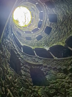 Portekiz, Sintra 'daki Quinta da Regaleira Sarayı' nın parkında Kabul Kuyusu (Ters Kule)