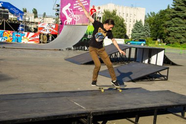 Kremenchug, Ukrayna - 5 Haziran 2017: skate Park gençlik Festivali aşırı bölgesindeki bir hile yaparak kaykaycı