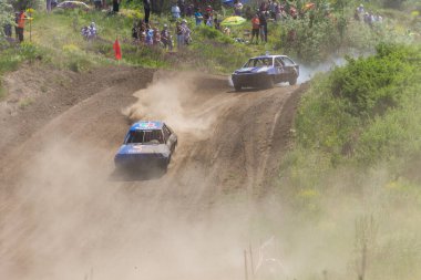 Alexandria, Ukrayna - 10 Haziran 2017: Eski hurda arabaların yarışı. Açık havada tozla yarışıyorlar