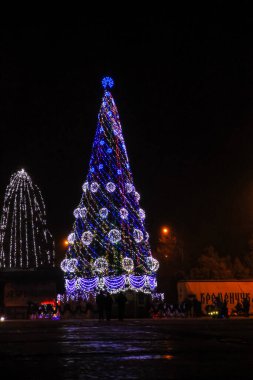 Kremenchug, Ukrayna - 28 Aralık 2016: Şehir merkezinde süslenmiş ve aydınlatılmış Noel ağacı