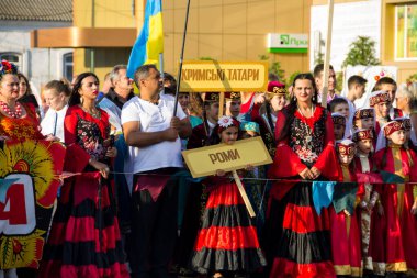 Genichesk, Ukrayna - 26 Ağustos 2017: İnsanlar Festivali ulusal kültür Tavriyska rodyna (Tavria aile sırasında geleneksel giyim)