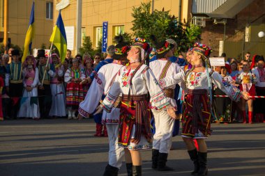 Genichesk, Ukrayna - 26 Ağustos 2017: Ulusal Kültür Festivali sırasında Ukrayna 'da geleneksel giyinmiş dansçılar Tavriyska rodyna (Tavria Ailesi))