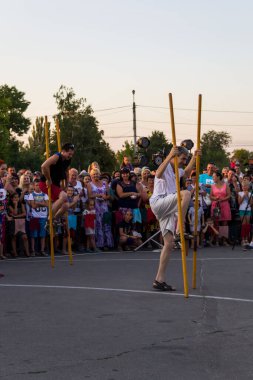 Genichesk, Ukrayna - 26 Ağustos 2017: Erkekler festival Tavriyska rodyna (Tavria aile sırasında ahşap stilts üzerinde yürüme rekabet)
