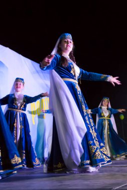 Genichesk, Ukrayna - 26 Ağustos 2017: Ulusal kültür Tavriyska Festival rodyna (Tavria aile sırasında Sahne Alanı'nda Türk geleneksel giyim dansçılar gerçekleştirmek)