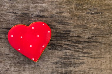 Sevgililer gününde rustik ahşap masa için çerezleri kalp şeklinde. Üstten Görünüm