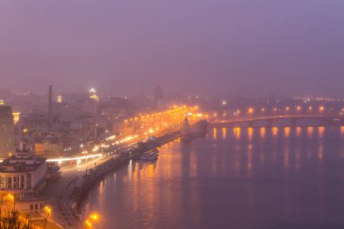 Kiev, Ukrayna - 25 Kasım 2017: Görünümünü Dinyeper nehir, nehir İstasyonu ve Podil tarihi bölge. Gece Kiev şehir