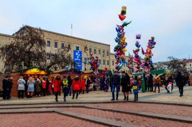 Kropyvnytskyi, Ukrayna - 1 Ocak 2018: Kimliği belirsiz kişiler Noel ve Yeni Yıl tatilleri boyunca şehir meydanında yürüyor
