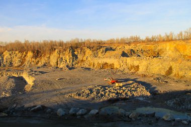 Granit ocağındaki maden kaynaklarının çıkarılması