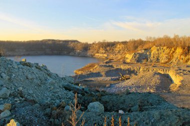 Granit ocağındaki maden kaynaklarının çıkarılması