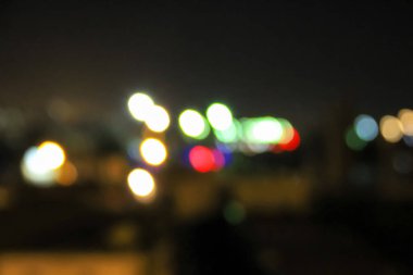 Bokeh gecenin karanlığında arabanın ışıklarını kararttı.