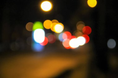 Bokeh gecenin karanlığında arabanın ışıklarını kararttı.