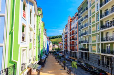 Kiev, Ukrayna - 28 Temmuz 2018: Kiev, Ukrayna 'daki Vozdvizhenka elit bölgesinin renkli evleri