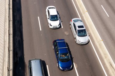 Kiev, Ukrayna - 28 Temmuz 2018: Kalabalık saatlerde çok şeritli otoyolda trafik araçları