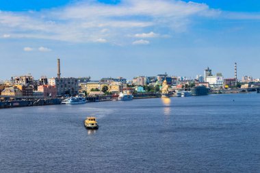 Kiev, Ukrayna - 28 Temmuz 2018: Kiev 'deki Podil Mahallesi ve Dinyeper Nehri manzarası
