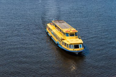 Kiev, Ukrayna - 28 Temmuz 2018: Kiev 'deki Dinyeper nehrinde seyahat eden turist gemisi