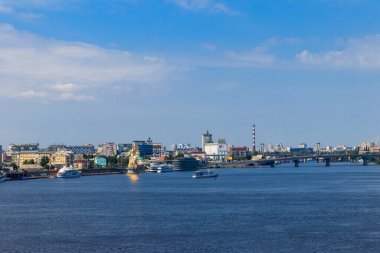 Kiev, Ukrayna - 28 Temmuz 2018: Kiev 'deki Podil Mahallesi ve Dinyeper Nehri manzarası