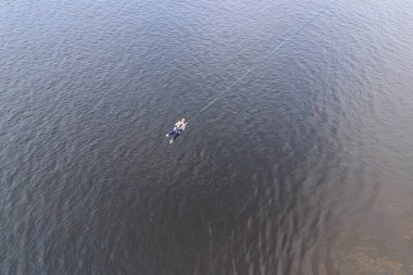 Kiev, Ukrayna - 28 Temmuz 2018: Köprünün yüksek irtifasından ip atlama. Güzel nehrin üzerindeki yaya köprüsünden bungee jumping.