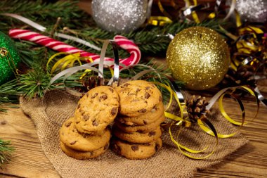 Tahta masada Noel süslemeli çikolata parçacıklı kurabiyeler.