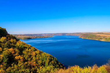 Sonbaharda Ukrayna 'daki Dinyester Nehri manzarası